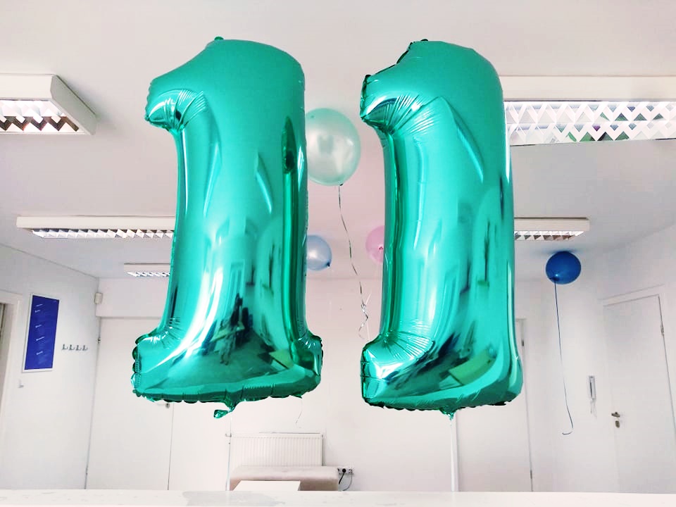 11 urodziny Mediaflex. Cześć open space firmy. Na zdjęciu dwa balony - dwie jedynki, które układają się w liczbę 11.